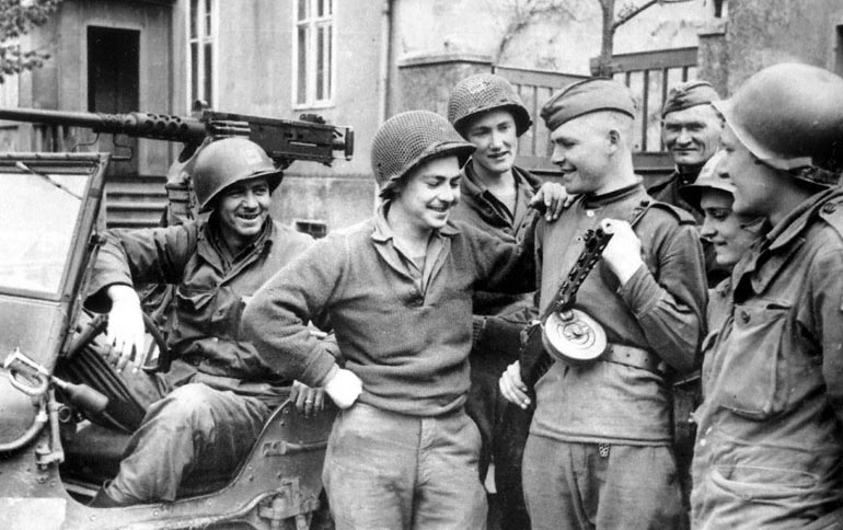 Встреча на Эльбе с войсками союзников – советские и американские солдаты на советском берегу южнее Торгау.jpg